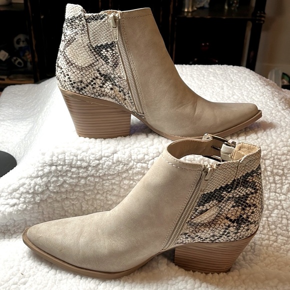 Seven Dials Shoes - Seven Dials 7.5 Dusty beige in color, pointed toe, snakeskin pattern, suede feel